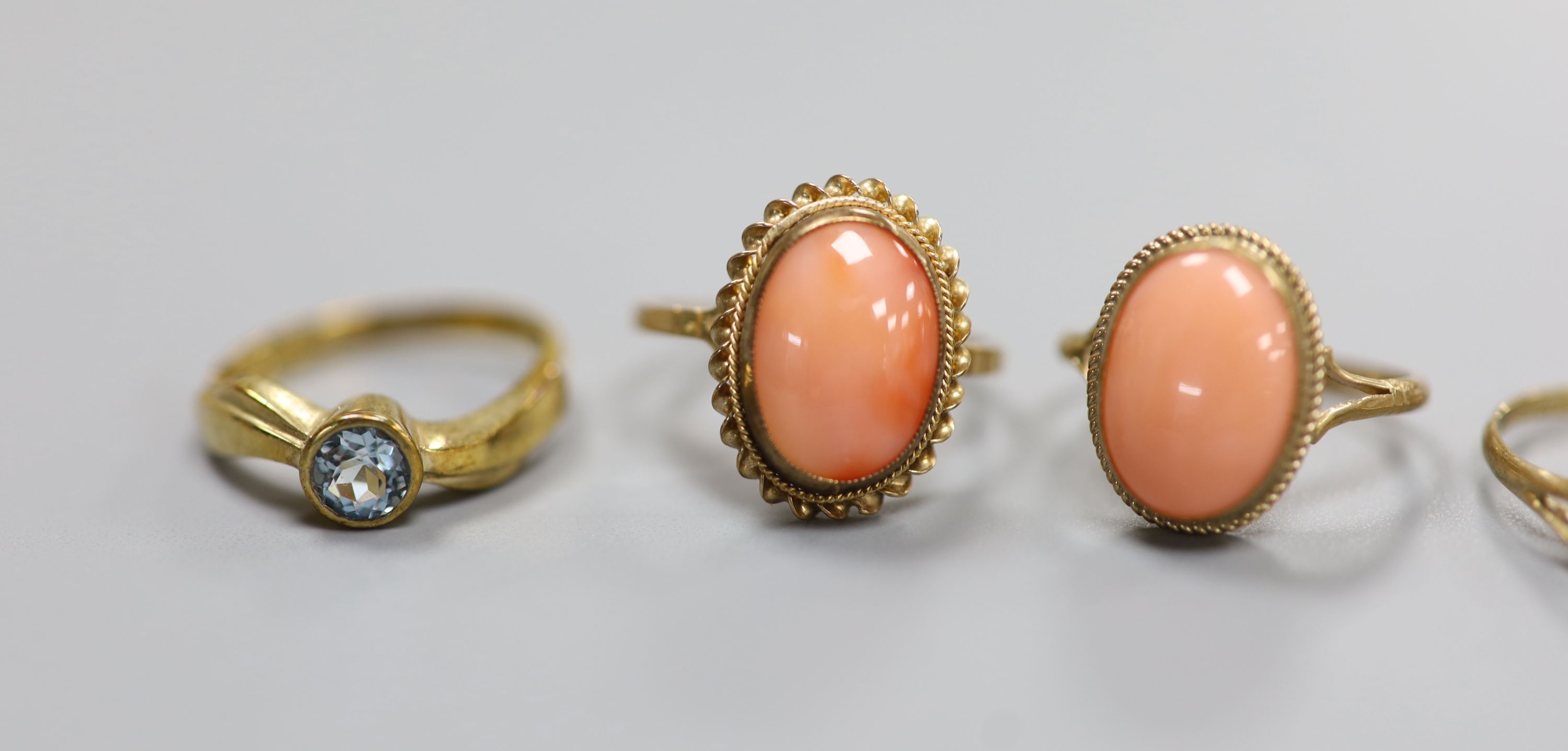 Five assorted modern 9ct gold and gem set rings, including aquamarine and two cabochon coral